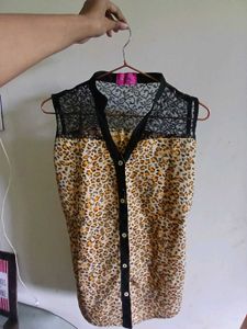 Chic Sleeveless Leopard Print Top with Black Lace