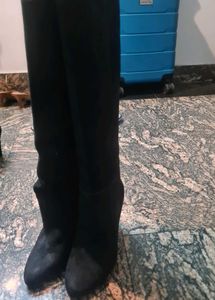 Designer Stunning Knee high Suede black boots