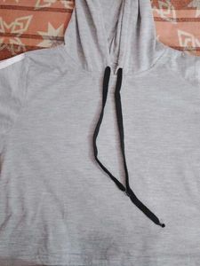 Grey crop sweat tshirt.