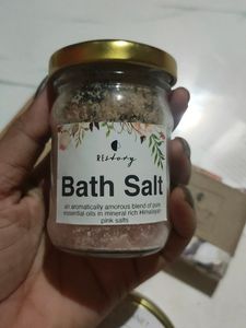 Floral Waves Scented Candles With Bath Salt