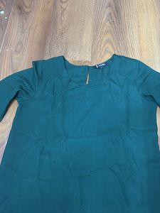 Chic Green Scalloped Hem Top