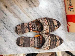 Embellished Ethnic Juttis for Women