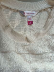 White Furry Winter Sweatshirt – Soft &amp; Cozy 2. Cut