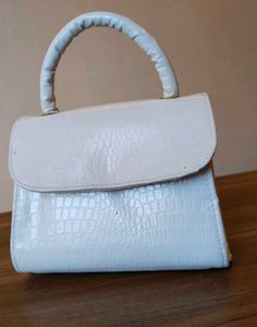 Chic White Crocodile-Embossed Handbag