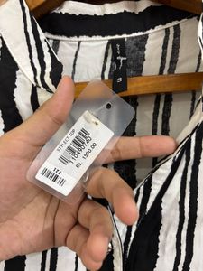 Striped Button-Down Shirt 🖤🤍(S)