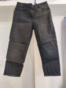 Trendy Cropped Black Jeans