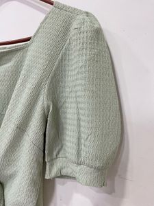 Chic Green Tie-Front Cropped Top