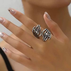 Skeleton hand ring💀
