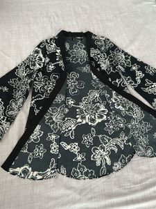 Chic Black &amp; White Floral Kimono Jacket