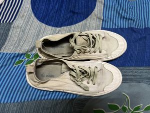 Canvas Shoes In Good Condition