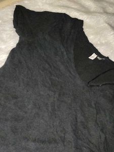 H&amp;M Black V-Neck Tee  (size -xs)