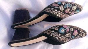 Floral Embroidered Block Heel 👠