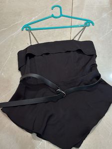 Chic Black Off-Shoulder Top with Chain Detail