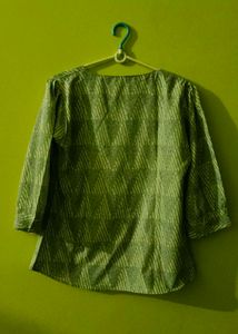 Green colur casual wear top perfect for everyday.