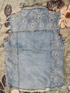 Sleeveless Denim jacket with Print