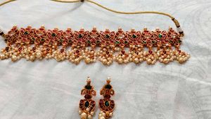 Exquisite Kundan &amp; Pearl Necklace Set