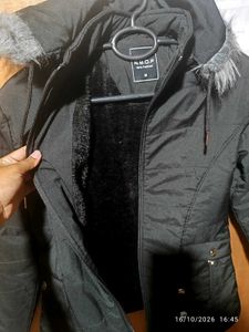 Stylish Black Padded Jacket with Fur Hood