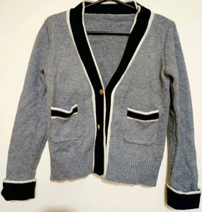Chic grey cardigan with contrast trim 🤍