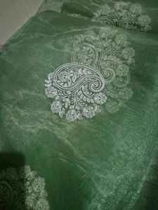 Elegant Green Saree with Paisley Motifs