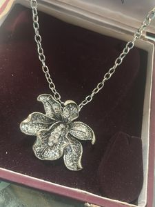 Elegant Flower Pendant Necklace