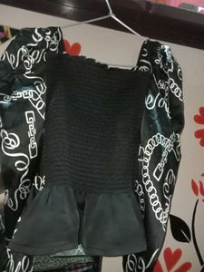 Chic Black &amp; White Chain Print Top