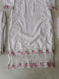 Elegant White Kurta Set with Floral Embroidery