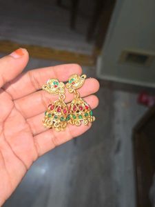 Exquisite Gold Necklace with Pearls
