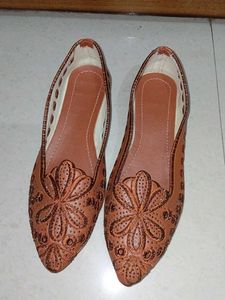 Embroidered Brown Juttis
