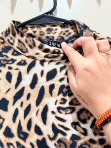 Chic Leopard Print Mock Neck Top