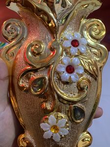 New Golden flower vase with flower motif