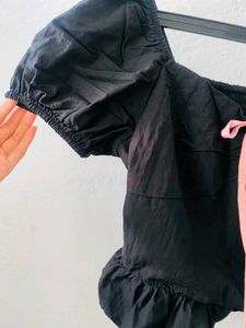 Chic Black Crop Top with Pink Bow