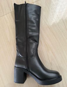 Chic Black Knee-High Boots