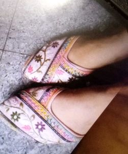 Embroidered Ethnic Flats / Juttis
