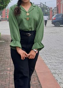 Chic Green Collared Button-Up Blouse