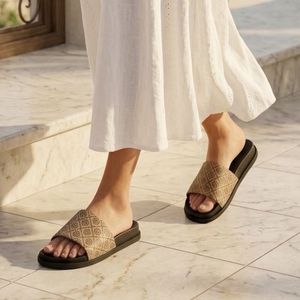 women printed sliders