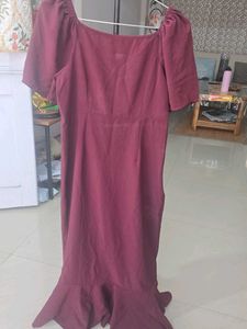 Elegant Burgundy Midi Dress with Ruffle Hem