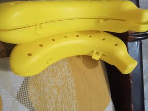 Banana Lunch Box but locks are broken