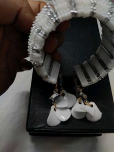 Elegant White &amp; Silver bracelet