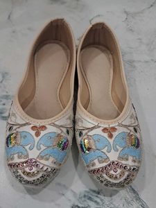 Embroidered Elephant Juttis