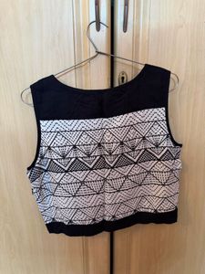 Stylish Black &amp; White Geometric Crop Top