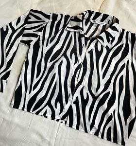 ZARA Crop Shirt🖤🤍