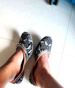 Embroidered Juttis
