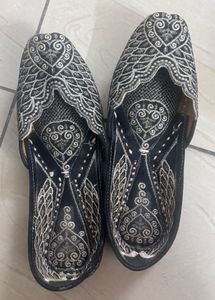 Embroidered Black Juttis/Mojaris