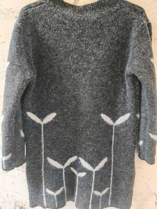 Gray Knit Sweater with Tulip Design