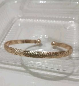 anti tanish Elegant Gold-Tone Cuff Bracelet