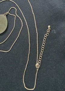 Elegant Gold Tone Pendant Necklace