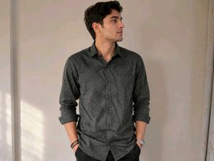 Men's Patterned Button-Down Shirt