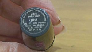 Avon Ultra color lipstick - Pout