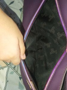 Black Shoulder Bag with Gold Zip Accent – Stylish