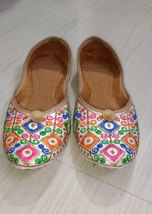 Women Paisley Print Juttis